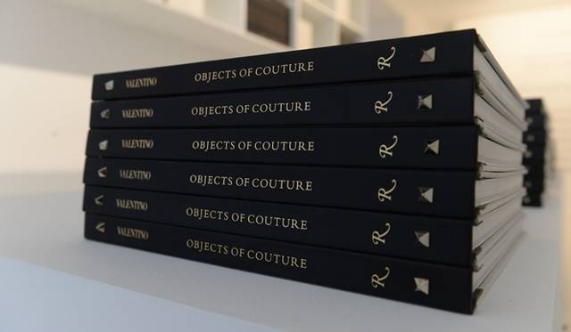 <strong>VALENTINO｜ヴァレンティノ、アクセサリーラインを称える書籍を発表</strong>　『ヴァレンティノ：オブジェクツ・オブ・クチュール（VALENTINO: Objects of Couture）』