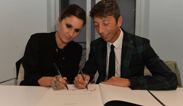 <strong>VALENTINO｜ヴァレンティノ、アクセサリーラインを称える書籍を発表</strong>　（左より）クリエイティブ ディレクターのマリア・グラツィア・キウリとピエールパオロ・ピッチョーリ