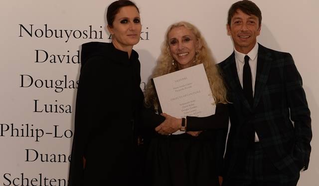 <strong>VALENTINO｜ヴァレンティノ、アクセサリーラインを称える書籍を発表</strong>　（左より）マリア・グラツィア・キウリ、『VOGUE ITALIA』の編集長 フランカ・ソッツァーニ、ピエール・パオロ・ピッチョーリ