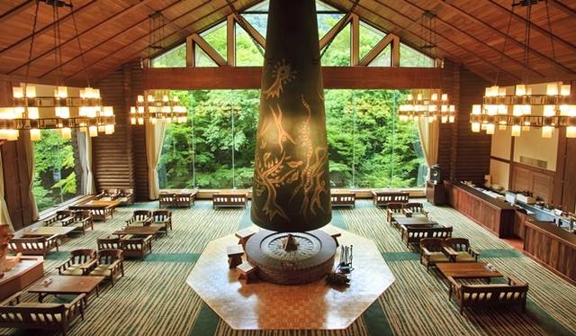 <strong>ART｜『十和田奥入瀬芸術祭　SURVIVE－この惑星の、時間旅行へ』</strong>　岡本太郎「森の神話」（星野リゾート 奥入瀬渓流ホテル）