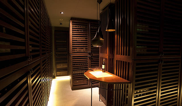 約1万本を収蔵できるワインカーヴ