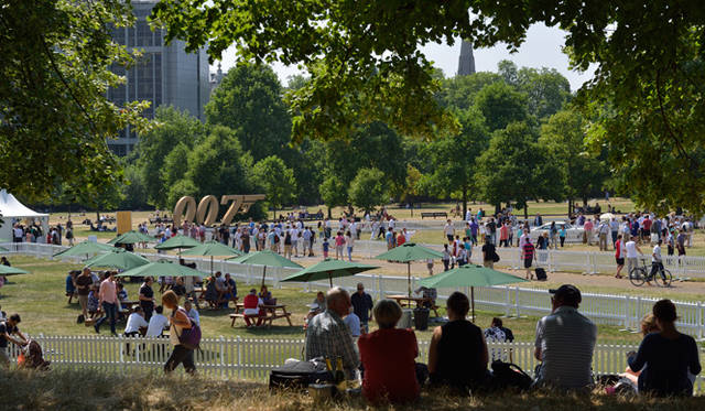 家族でピクニックを楽しみながら、並べられたアストンを親しみある眼差しで見つめる光景がなんとも素敵だ