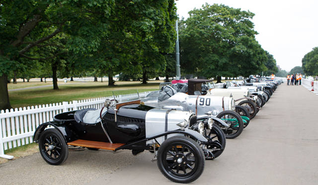 ヘリテージカーの目玉は戦前のモデル。一番手前が現存する最古車「A3」、その隣がグランプリ用につくられた「レーザーブレード」だ