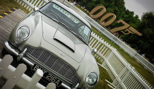 会場には映画『スカイホール』で登場した「DB5」も展示。多くのギャラリーから注目を集めていた