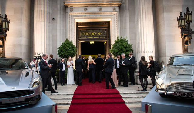 アストンマーティン創立100周年記念イベントの開催を記念して、前日にはロンドンの中心街フリーメーソンホールでパーティがおこなわれた。入り口には、ライトアップされた100周年エディションの「ヴァンキッシュ」と「DB5」がお出迎え