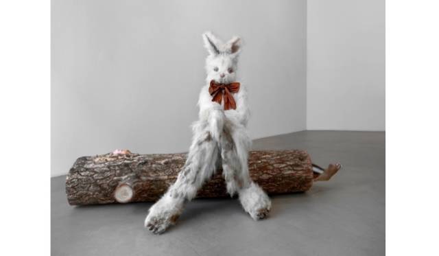 <strong>ART｜東京アートミーティング『うさぎスマッシュ展 世界に触れる方法』</strong>　マーニー・ウェーバー 《丸太婦人と汚れたうさぎ》 2009年 Courtesy: artist and Simon Lee Gallery, London/Hong Kong