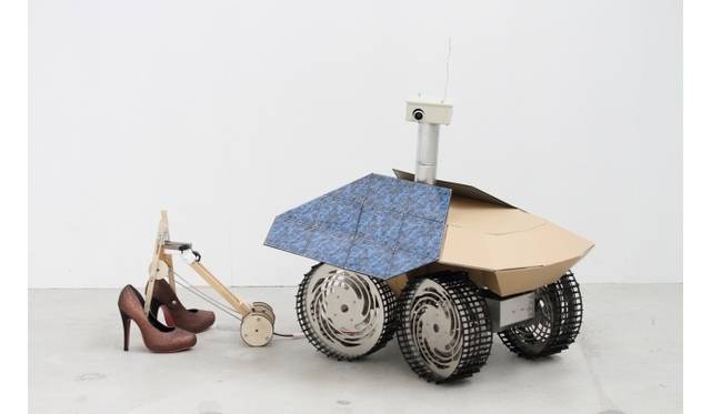 <strong>ART｜東京アートミーティング『うさぎスマッシュ展 世界に触れる方法』</strong>　スプツニ子！《ムーンウォーク☆マシン、セレナの一歩》　2013年 Photo: Rieko Igarashi