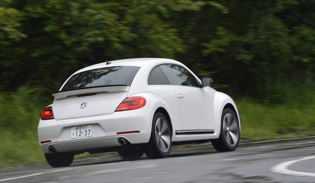 ザ・ビートル ターボの足まわりは、「ゴルフ」と同様、4リンク式のリアサスペンションがおごられている。コーナリング中の挙動は、気持ちがいいという表現がしっくりくる