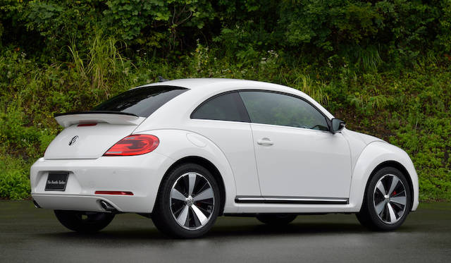 ブラックの大型リアスポイラーがターボモデルであることを主張する