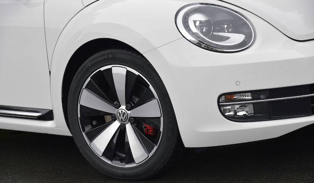 235/45という大径タイヤと18インチアルミホイールの組み合わせ。スポークのあいだから覗く赤いブレーキキャリパーとあいまって、スポーツモデルを主張する