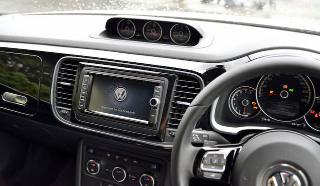 オプションのCoolsterパッケージに含まれる三連メーターは、油温計、ストップウォッチ、ブースト計だ