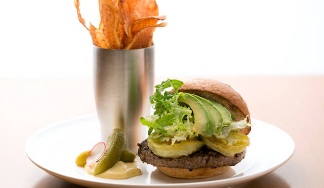 「アボカドとグリーントマトのビーフバーガー」 1800円