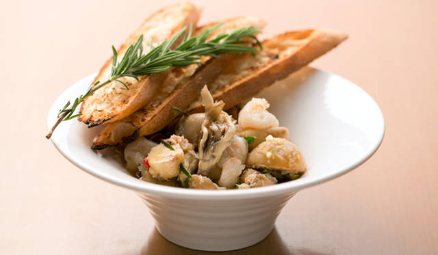 「シュリンプ&マッシュルームアヒージョ、クリスピーバゲット」 800円