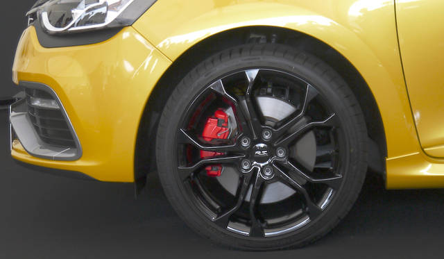 シャシーカップはブラックの18インチホイールに赤いブレーキキャリパー（新型ルーテシア ルノー・スポール発表会）