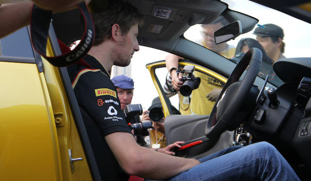 デモンストレーションのため、新型ルーテシアRSに乗り込む、ロマン・グロージャン選手（新型ルーテシア ルノー・スポール発表会）