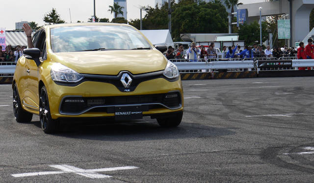 ロマン・グロージャン選手によるデモンストレーション走行（新型ルーテシア ルノー・スポール発表会）