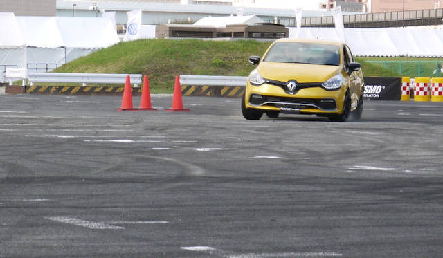 ロマン・グロージャン選手によるデモンストレーション走行（新型ルーテシア ルノー・スポール発表会）