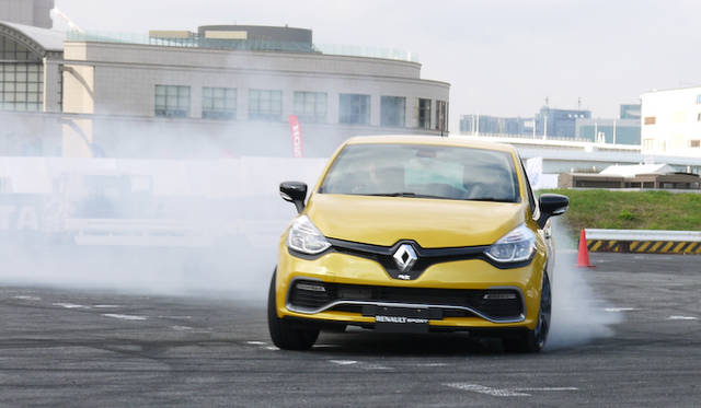 ロマン・グロージャン選手によるデモンストレーション走行（新型ルーテシア ルノー・スポール発表会）