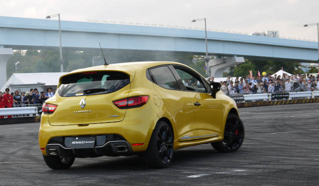 ロマン・グロージャン選手によるデモンストレーション走行（新型ルーテシア ルノー・スポール発表会）