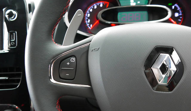 マグネシウム製のパドルは、右がアップ、左がダウン。ブレーキング中に左を引きつづけると複数シフトダウンする機能も搭載している（新型ルーテシア ルノー・スポール発表会）