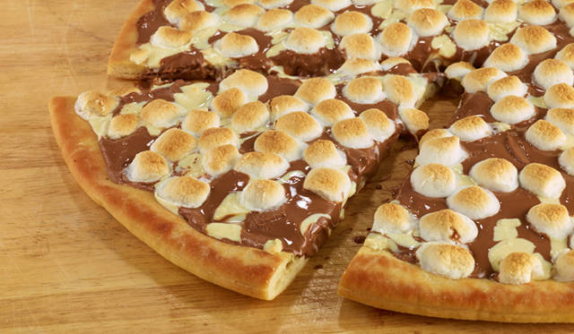 チョコレート チャンクピザ 1800円（ハーフサイズ 950円）