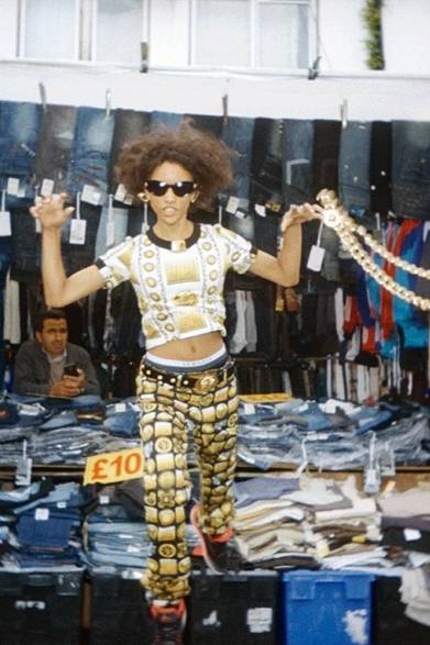 <strong>VERSUS VERSACE｜「M.I.A. x VERSUS VERSACE」カプセルコレクションを発表</strong><br /><br />10月16日（水）より公式オンラインショップと香港の直営店のみで発売中。ヴェルサス ヴェルサーチ<br />www.versusversace.com