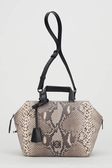 <strong>LOEWE｜2014年春夏新作バッグ発表</strong><br /><br />Cubo Python (Nude)<br /><br />ロエベカスタマーサービス<br />Tel. 03-6215-6116 