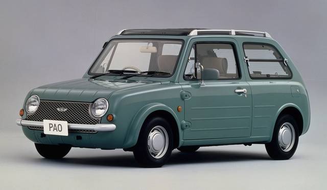 社会現象を巻き起こすほどの人気を得た「Be-1」のあとを受けて、製作された日産のパイクカー第2弾。台数限定だったBe-1にたいし、パオは期間限定という手法をとった。その結果予約が殺到、注文期間の3ヵ月の間に予想をはるかに上まわる注文をうけつけ、最大で1年以上の納車待ちが発生。大ヒットを記録した。