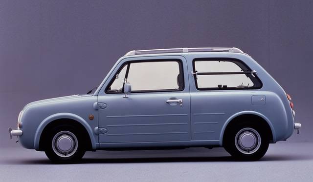 社会現象を巻き起こすほどの人気を得た「Be-1」のあとを受けて、製作された日産のパイクカー第2弾。台数限定だったBe-1にたいし、パオは期間限定という手法をとった。その結果予約が殺到、注文期間の3ヵ月の間に予想をはるかに上まわる注文をうけつけ、最大で1年以上の納車待ちが発生。大ヒットを記録した。