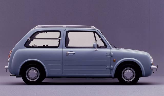 社会現象を巻き起こすほどの人気を得た「Be-1」のあとを受けて、製作された日産のパイクカー第2弾。台数限定だったBe-1にたいし、パオは期間限定という手法をとった。その結果予約が殺到、注文期間の3ヵ月の間に予想をはるかに上まわる注文をうけつけ、最大で1年以上の納車待ちが発生。大ヒットを記録した。