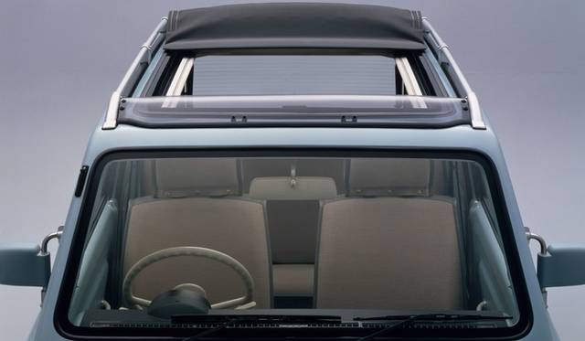 社会現象を巻き起こすほどの人気を得た「Be-1」のあとを受けて、製作された日産のパイクカー第2弾。台数限定だったBe-1にたいし、パオは期間限定という手法をとった。その結果予約が殺到、注文期間の3ヵ月の間に予想をはるかに上まわる注文をうけつけ、最大で1年以上の納車待ちが発生。大ヒットを記録した。