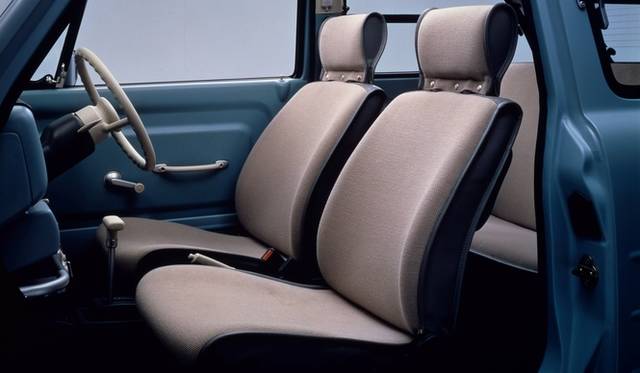 社会現象を巻き起こすほどの人気を得た「Be-1」のあとを受けて、製作された日産のパイクカー第2弾。台数限定だったBe-1にたいし、パオは期間限定という手法をとった。その結果予約が殺到、注文期間の3ヵ月の間に予想をはるかに上まわる注文をうけつけ、最大で1年以上の納車待ちが発生。大ヒットを記録した。