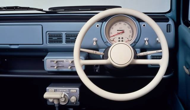 社会現象を巻き起こすほどの人気を得た「Be-1」のあとを受けて、製作された日産のパイクカー第2弾。台数限定だったBe-1にたいし、パオは期間限定という手法をとった。その結果予約が殺到、注文期間の3ヵ月の間に予想をはるかに上まわる注文をうけつけ、最大で1年以上の納車待ちが発生。大ヒットを記録した。