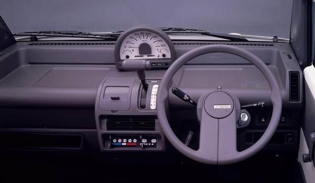 1989年に登場した日産のパイクカーで、シリーズでは唯一の商用車。ベースがマーチではなくパルサーのため、それまで登場したパイクカーよりも車格は上で、搭載エンジンも1.5リッターと大きい。センターメーターやインパネシフトなど、現在のクルマに通じる装備を採用していた。