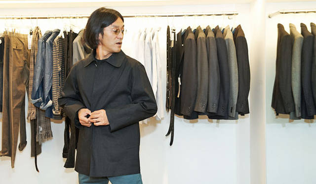 <strong>MARGARET HOWELL｜マーガレット・ハウエル</strong>　マッキントッシュのカーコート（PROOFED COTTON –MACKINTOSH）を熱心に見る