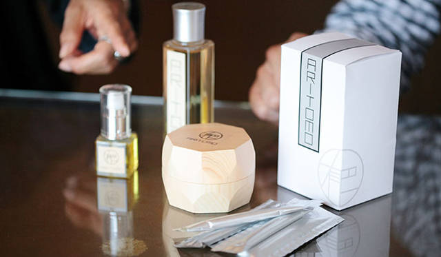 <strong>有巴｜ARITOMO </strong>　「顔層筋メソッド」が話題のサロン「リニューイングセラピー」が満を持してリリースする化粧品セット。ローション、オイル、クリーム、ドリンク、セルフマッサージDVDのセット。プロテオグリカンを微細化して皮膚の深部へ届きやすくしている。化粧品セット「ARITOMOセット」5万2500円