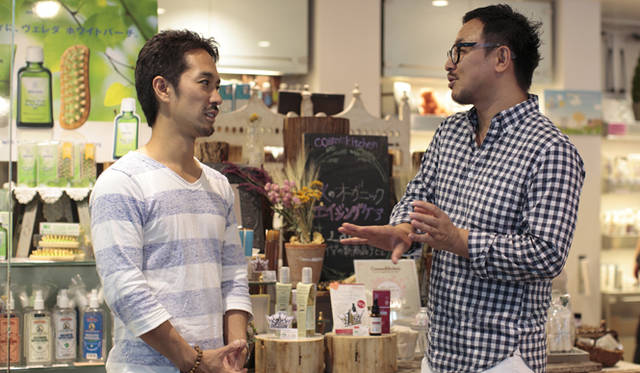 モア・トゥリーズ事務局長 水谷伸吉氏（写真左）とマッシュビューティーラボ 取締役副社長 小木充氏。コスメキッチン第一号店 代官山店にて