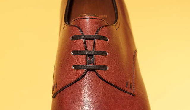 <strong>JOHN LOBB｜ジョンロブ</strong>　イヤーモデル「JOHN LOBB 2013」　ホットアイロンで丁寧に処理されたフェイシング（靴紐を通すあたり）