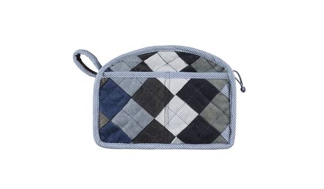 <strong>A.P.C.｜アー・ペー・セー キルトが伊勢丹新宿店で限定イベントを開催</strong>　Vanity case 7350円