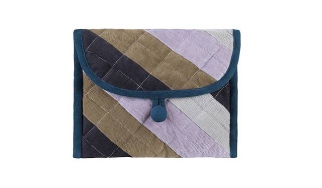 <strong>A.P.C.｜アー・ペー・セー キルトが伊勢丹新宿店で限定イベントを開催</strong>　i-Pad case 6300円