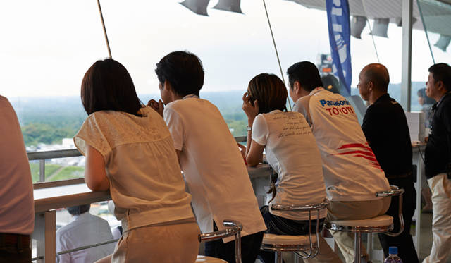 サーキットの人混みから隔絶された、静かでラグジュアリーな空間「プラチナルーム」でレース観戦