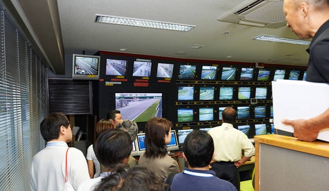 プログラムにはコントロールタワーの見学が含まれていた。コースのすべての部分を確認することができる多数のモニターやタイム計測の仕組みなど、普段は見られないレースの裏側を覗き込むことができる