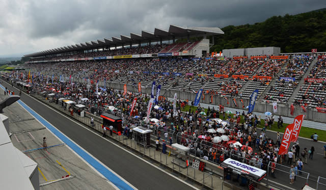 サーキットには、耳を突き刺すエンジンサウンド、タイヤが路面に溶けた匂い、ナーバスなドライバーとその横に立つレースクイーンの対比など、現場でこそ味わえる雰囲気や風景がある