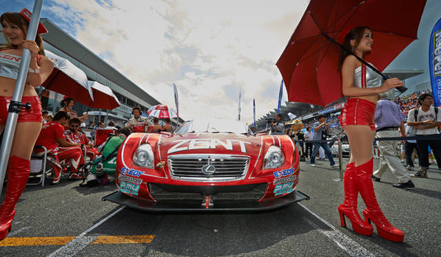 レースを高みから見物するだけではない。ピットウォークでは、決勝前に最終調整をおこなう各チームを間近で見学