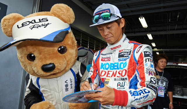 LEXUS TEAM SARDのピットも訪れ、脇阪寿一選手と石浦宏明選手にサインをもらって記念撮影