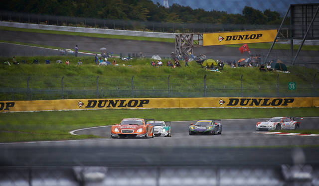 ダンロップコーナー付近に設置された特設レストランで、坂を駆け上ってくるレーシングカーを間近で観戦