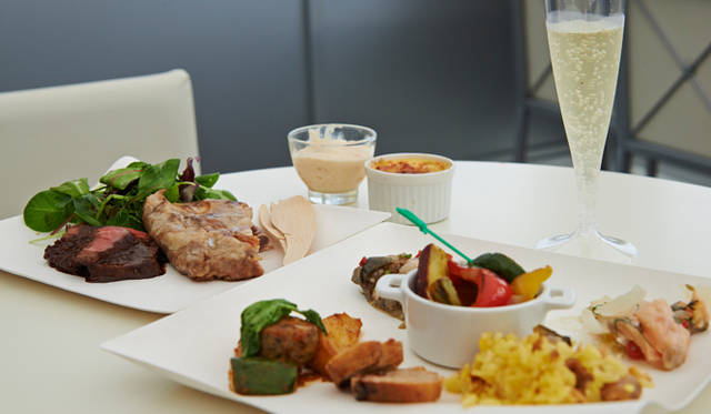 屋外といってもメニューは本格的。富士の伏流水で育ったサーモンのマリネや、富士高原豚のスペアリブのコンフィ、朝霧高原牛のアリアータなど、自然豊かなサーキット近辺でとれた食材を使った料理が供される