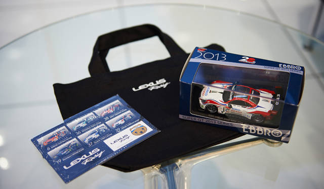 参加者全員に贈られた記念のミニカーとステッカー