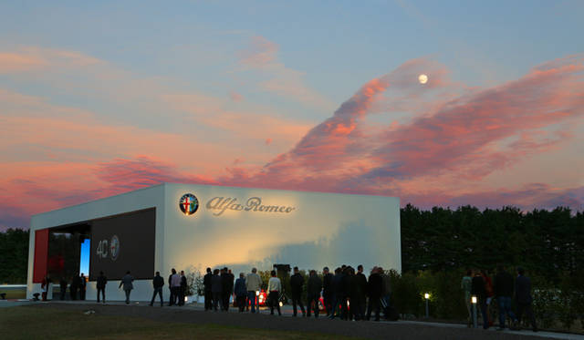 バロッコのサーキットコース上に立つ、見慣れぬ四角い建物。側壁には大きくロゴと4Cの文字が描かれ、ここを舞台にプレゼンテーションが開催された