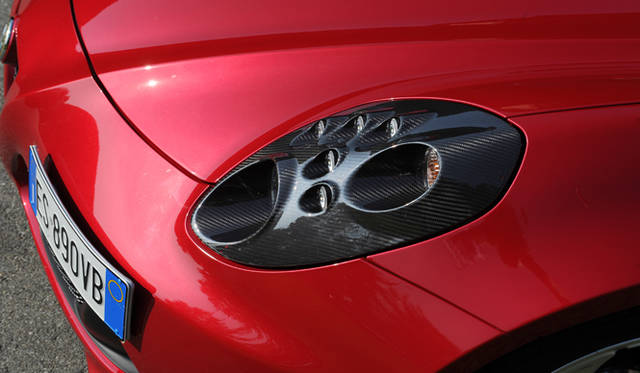 ヘッドライトのカーボンフレームはオプション